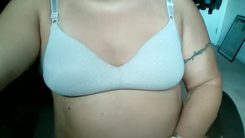 Snapshot of starella___saxxxton chatting on 10/18/25, 02:51 starella___saxxxton online show from 10/18/25, 02:51