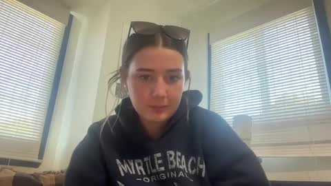 starqueenieee online show from 09/08/25, 04:28