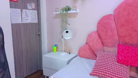 Snapshot of starrmoon__ chatting on 06/27/26, 07:46 M O O N online show from 06/27/26, 07:46