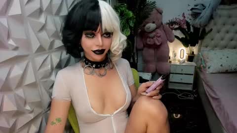 Snapshot of stefanylangkat chatting on 11/19/25, 05:57 Jane online show from 11/19/25, 05:57