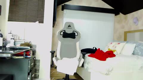 Snapshot of stefi_alizon chatting on 02/25/25, 04:46 Zuly online show from 02/25/25, 04:46