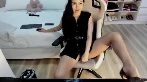 Snapshot of stefi_alizon chatting on 06/18/26, 12:09 Zuly online show from 06/18/26, 12:09