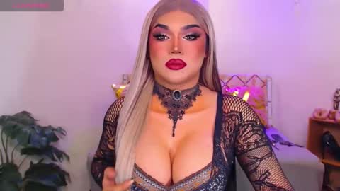 Snapshot of stellagrayts chatting on 11/17/25, 10:10 CALL ME STELLA online show from 11/17/25, 10:10