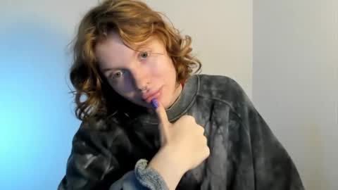 S T E L L A online show from 10/10/25, 08:35