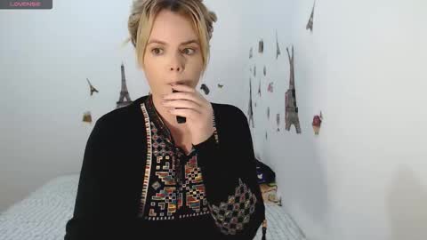 Snapshot of stephaniewild chatting on 10/17/25, 10:07 Stephanie online show from 10/17/25, 10:07