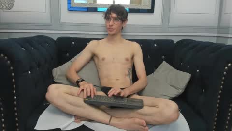 Snapshot of sthefan_salvatore chatting on 03/10/25, 02:48 STEFAN online show from 03/10/25, 02:48