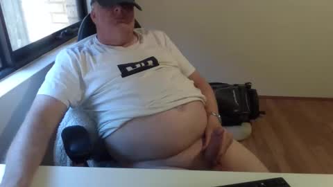 Snapshot of stiffyman55 chatting on 10/27/25, 04:27 stiffyman55 online show from 10/27/25, 04:27