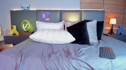 Stone Lee  online show from 02/04/25, 10:43