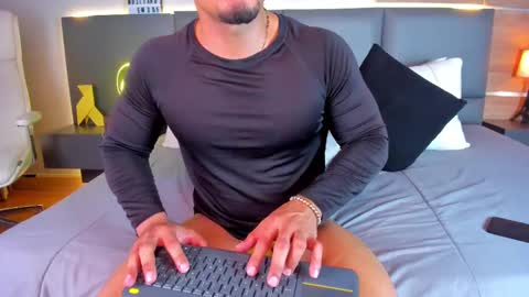 Stone Lee  online show from 02/13/25, 08:48