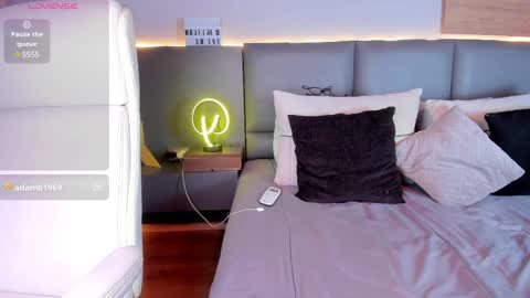 Stone Lee  online show from 02/19/25, 10:45