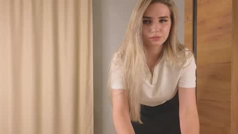 Snapshot of stormymuse chatting on 11/16/25, 03:39 Luna online show from 11/16/25, 03:39