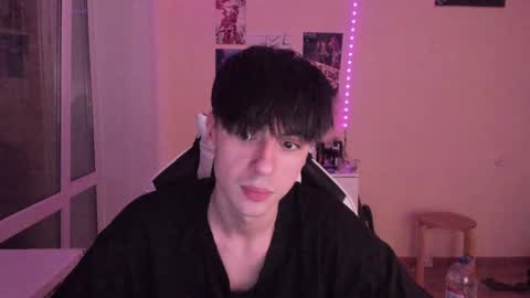 Snapshot of stralght_twinks chatting on 12/02/24, 12:09 Ray online show from 12/02/24, 12:09