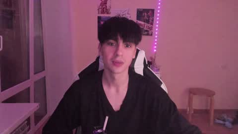 Snapshot of stralght_twinks chatting on 12/02/24, 11:29 Ray online show from 12/02/24, 11:29