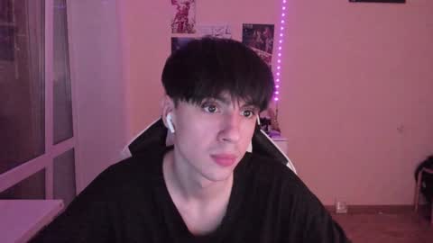 Snapshot of stralght_twinks chatting on 12/04/24, 01:47 Ray online show from 12/04/24, 01:47