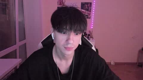 Snapshot of stralght_twinks chatting on 12/08/24, 03:32 Ray online show from 12/08/24, 03:32
