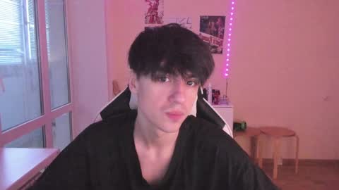 Snapshot of stralght_twinks chatting on 12/19/24, 12:34 Ray online show from 12/19/24, 12:34