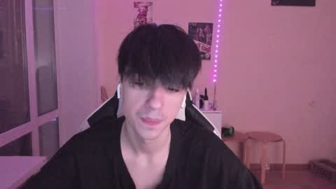 Snapshot of stralght_twinks chatting on 12/25/24, 04:43 Ray online show from 12/25/24, 04:43