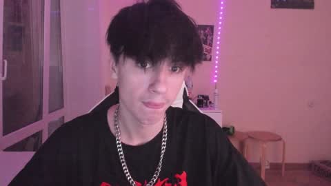 Snapshot of stralght_twinks chatting on 12/30/24, 04:53 Ray online show from 12/30/24, 04:53