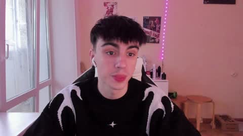 Snapshot of stralght_twinks chatting on 01/11/25, 08:43 Ray online show from 01/11/25, 08:43