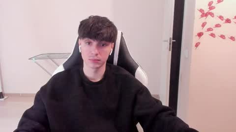 Snapshot of stralght_twinks chatting on 03/06/25, 04:07 Ray online show from 03/06/25, 04:07
