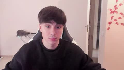 Snapshot of stralght_twinks chatting on 03/08/25, 11:48 Ray online show from 03/08/25, 11:48