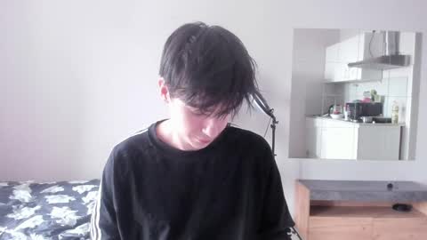 Snapshot of stralght_twinks chatting on 04/28/26, 12:21 Ray online show from 04/28/26, 12:21