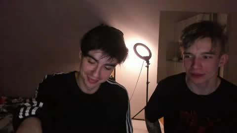 Snapshot of stralght_twinks chatting on 04/30/26, 08:57 Ray online show from 04/30/26, 08:57