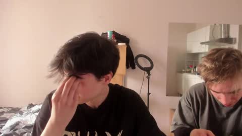 Snapshot of stralght_twinks chatting on 05/11/26, 10:43 Ray online show from 05/11/26, 10:43