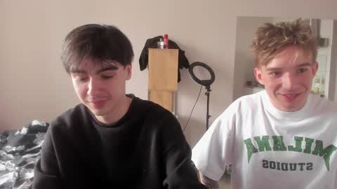 Snapshot of stralght_twinks chatting on 05/15/26, 10:55 Ray online show from 05/15/26, 10:55