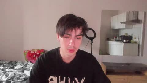 Snapshot of stralght_twinks chatting on 05/19/26, 02:07 Ray online show from 05/19/26, 02:07