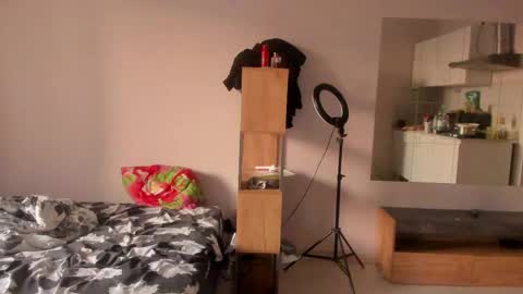 Snapshot of stralght_twinks chatting on 05/19/26, 06:14 Ray online show from 05/19/26, 06:14