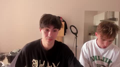Snapshot of stralght_twinks chatting on 05/20/26, 01:06 Ray online show from 05/20/26, 01:06