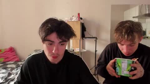 Snapshot of stralght_twinks chatting on 05/27/26, 12:13 Ray online show from 05/27/26, 12:13