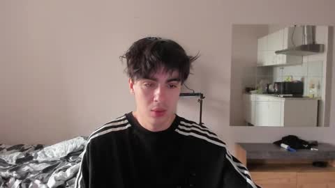 Snapshot of stralght_twinks chatting on 05/28/26, 04:32 Ray online show from 05/28/26, 04:32