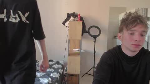 Snapshot of stralght_twinks chatting on 06/02/26, 04:47 Ray online show from 06/02/26, 04:47