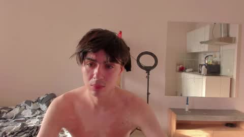 Snapshot of stralght_twinks chatting on 06/06/26, 04:12 Ray online show from 06/06/26, 04:12