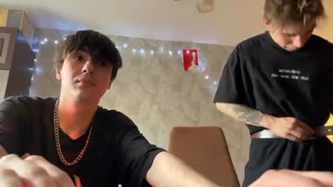 Snapshot of stralght_twinks chatting on 06/17/26, 09:56 Ray online show from 06/17/26, 09:56