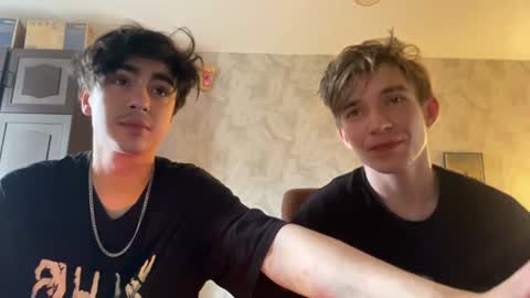 Snapshot of stralght_twinks chatting on 06/26/26, 02:10 Ray online show from 06/26/26, 02:10