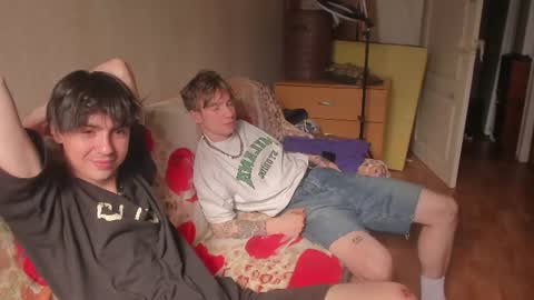 Snapshot of stralght_twinks chatting on 06/28/26, 09:15 Ray online show from 06/28/26, 09:15