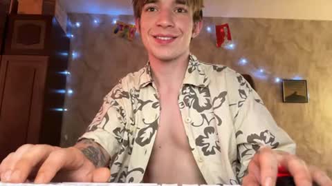 Snapshot of stralght_twinks chatting on 07/14/26, 10:21 Ray online show from 07/14/26, 10:21
