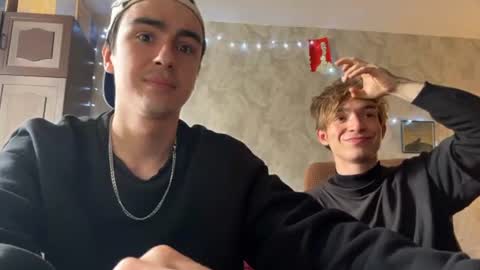 Snapshot of stralght_twinks chatting on 08/02/26, 10:57 Ray online show from 08/02/26, 10:57
