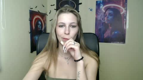 Snapshot of stranger_giirl chatting on 07/08/26, 05:45 Amalia online show from 07/08/26, 05:45