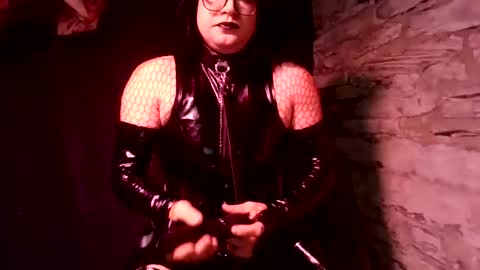Snapshot of strangespence chatting on 04/26/26, 07:17 Mistress kinki online show from 04/26/26, 07:17