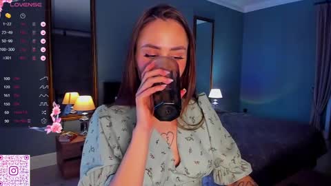 Snapshot of straw_juice chatting on 01/25/25, 08:31 Laura online show from 01/25/25, 08:31