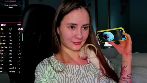 Snapshot of straw_juice chatting on 02/16/25, 07:48 Laura online show from 02/16/25, 07:48