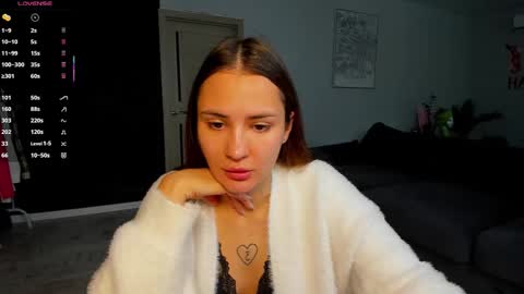 Snapshot of straw_juice chatting on 10/02/25, 03:02 Laura online show from 10/02/25, 03:02