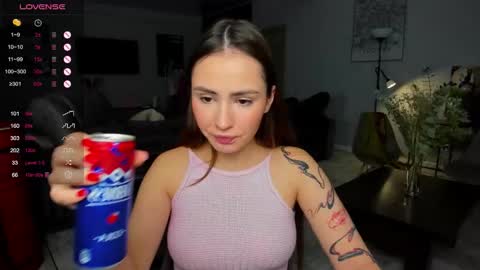 Snapshot of straw_juice chatting on 11/24/25, 05:18 Laura online show from 11/24/25, 05:18