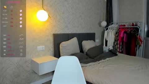 Snapshot of straw_juice chatting on 12/02/25, 01:00 Laura online show from 12/02/25, 01:00