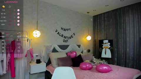 Snapshot of straw_juice chatting on 02/15/26, 07:51 Laura online show from 02/15/26, 07:51