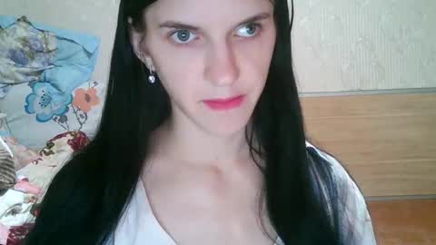 Snapshot of strawberry_storm chatting on 04/04/26, 04:15 Strawberry Storm online show from 04/04/26, 04:15